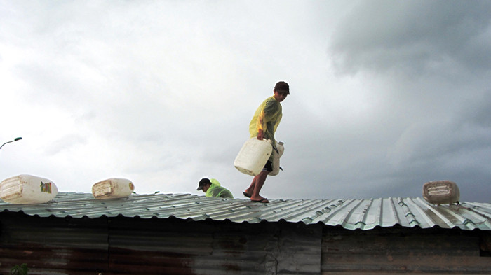 Người dân Đà Nẵng đang gia cố nhà cửa chống bão số 10