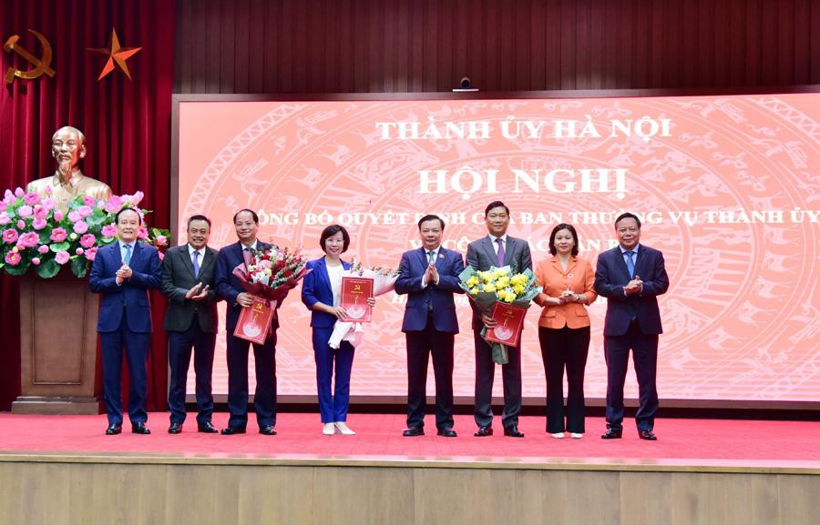 Lãnh đạo Thành ủy, HĐND, UBND thành phố Hà Nội tặng hoa chúc mừng các cán bộ nhận quyết định chiều 2/11. Ảnh: HNM Lãnh đạo Thành ủy, HĐND, UBND thành phố Hà Nội tặng hoa chúc mừng các cán bộ nhận quyết định chiều 2/11. Ảnh: HNM