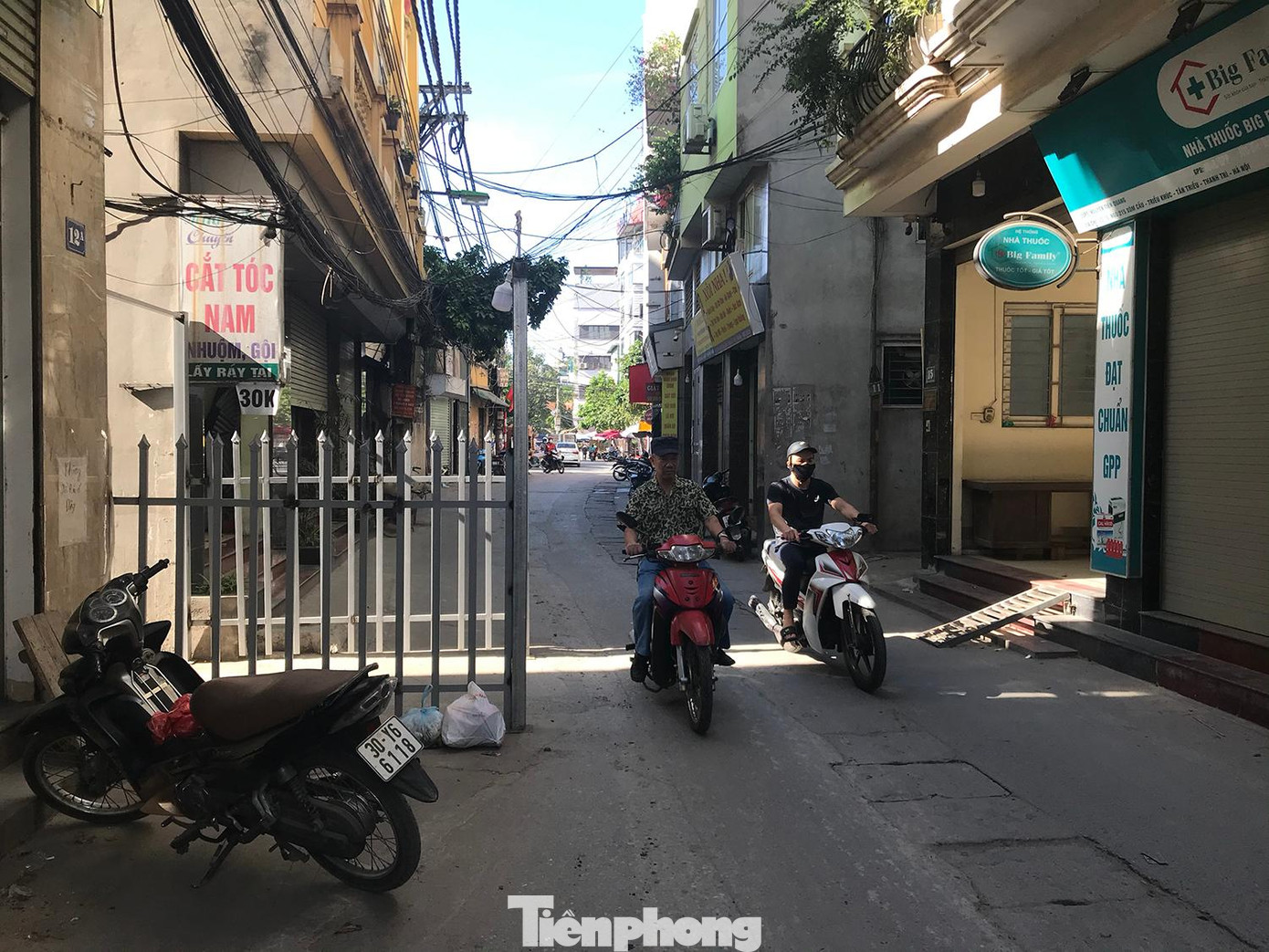 Nhiều người đi qua đường không hiểu vì sao chiếc cổng lại nhô ra ngoài đường nhiều như vậy. Tuy nhiên, theo một số người dân sinh sống quanh khu vực này, chiếc cổng làm đúng ranh giới đất được cấp phép. Ảnh: Trường Phong.