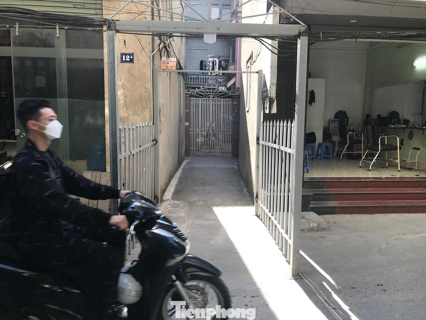 Phía chính quyền địa phương cũng xác nhận với phóng viên, chiếc cổng làm đúng ranh giới đất được cấp phép. Nhưng không hiểu vì sao, phải hàn thêm chiếc cổng sắt nhô ra gần giữa đường, ảnh hưởng mỹ quan đô thị và tiềm ẩn nguy cơ gây tai nạn giao thông cho người tham gia giao thông. Ảnh: Trường Phong.