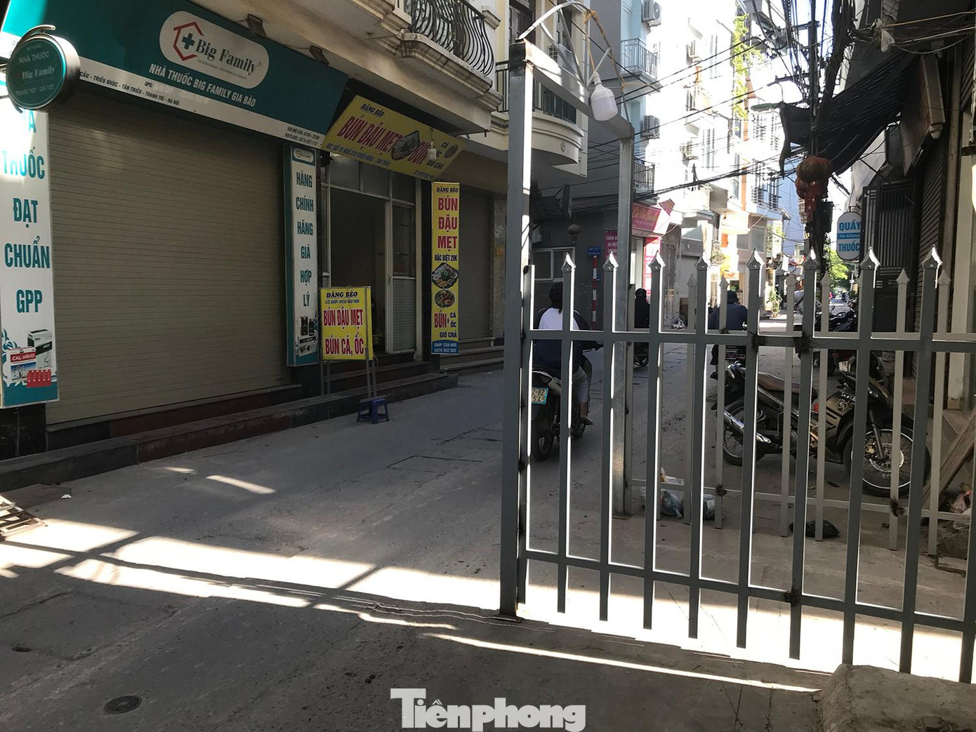 Gần như một nửa con đường bị chiếc cổng này chắn ngang, cản trở giao thông. Do khoảng không giữa lề đường lớn, nên chiếc cổng nhô ra rất nhiều, nếu không cẩn thận quan sát rất dễ xảy ra tai nạn, đặc biệt trong đêm tối. Ảnh: Trường Phong.