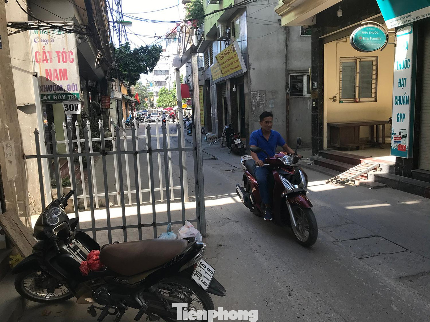 Chiếc cổng sắt nhô ra gần giữa đường giao thông ở xã Tân Triều (Thanh Trì, Hà Nội). Ảnh: Trường Phong