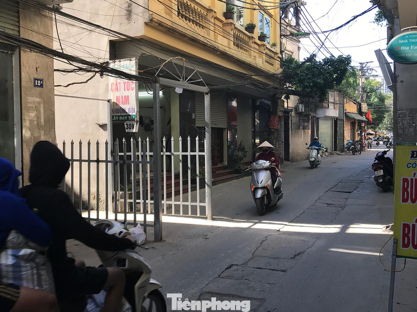 Một chiếc cổng hàn bằng sắt, nhô ra gần giữa đường Triều Khúc (xã Tân Triều, Thanh Trì, Hà Nội), ảnh hưởng rất lớn đến giao thông, đi lại của người dân. Theo ghi nhận của phóng viên, phần cổng sắt được hàn chặt xuống mặt đường, nhô ra khoảng 2 mét. Được biết, chiếc cổng này đã tồn tại thời gian rất dài. Ảnh: Trường Phong.