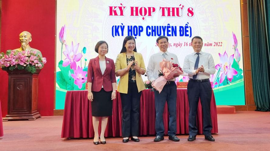 Đại diện lãnh đạo MTTQ, Đoàn ĐBQH, HĐND thành phố Hà Nội tặng hoa chúc mừng ông Ngô Đình Ngũ. Đại diện lãnh đạo MTTQ, Đoàn ĐBQH, HĐND thành phố Hà Nội tặng hoa chúc mừng ông Ngô Đình Ngũ.