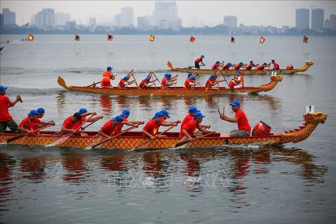 Bơi chải thuyền rồng tổ chức ở Hồ Tây (Hà Nội). Ảnh: TTXVN