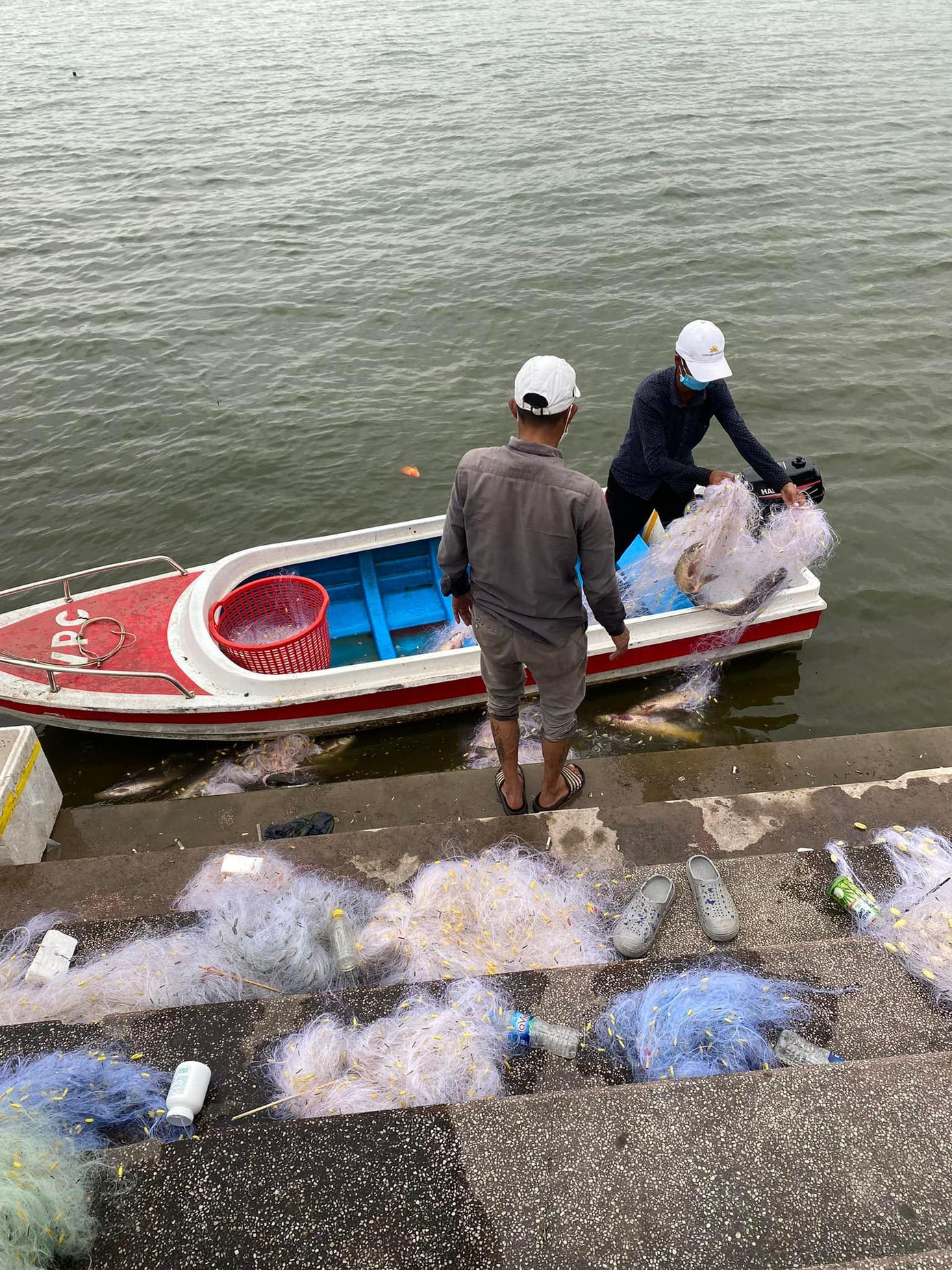 Bức ảnh xôn xao mạng xã hội, được cho là cảnh "thả lưới, bắt cá" ở Hồ Tây.
