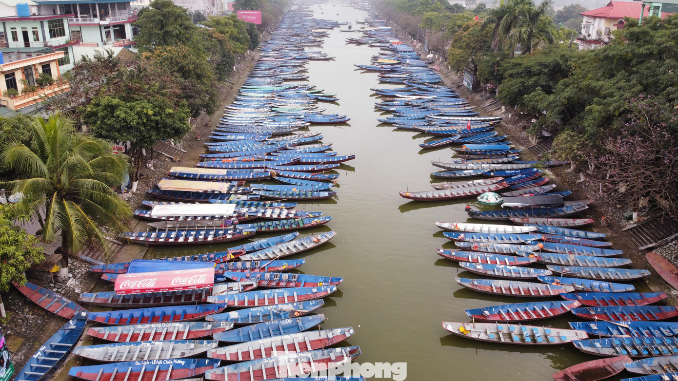 Hàng trăm con đò xếp hàng dài bên dòng Suối Yến chờ phục vụ du khách. Ảnh: Trọng Tài Hàng trăm con đò xếp hàng dài bên dòng Suối Yến chờ phục vụ du khách. Ảnh: Trọng Tài