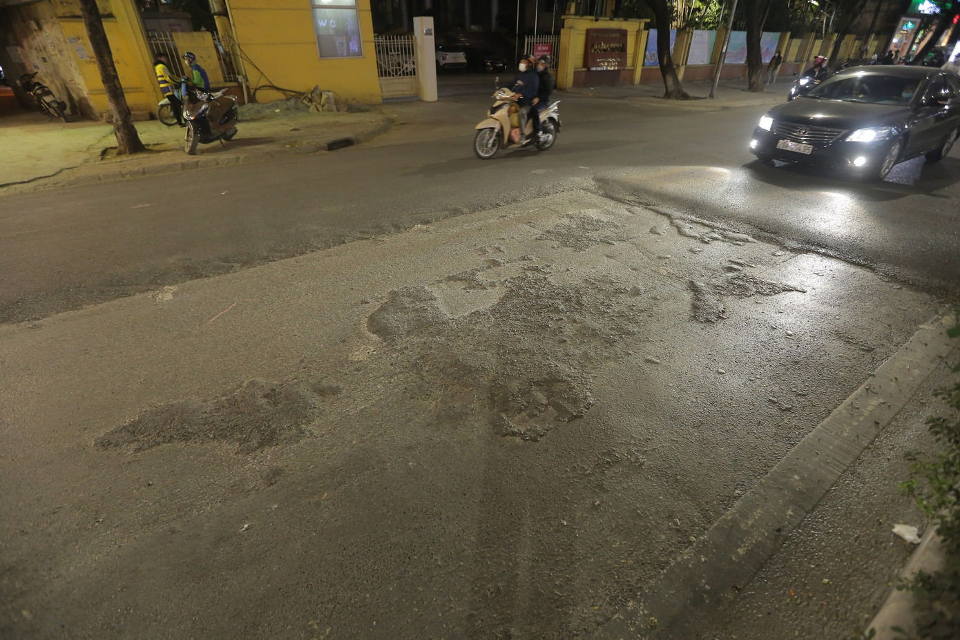 Một đoạn vá mặt đường gồ lên khá cao so với mặt đường cũ. Ảnh: Duy Phạm