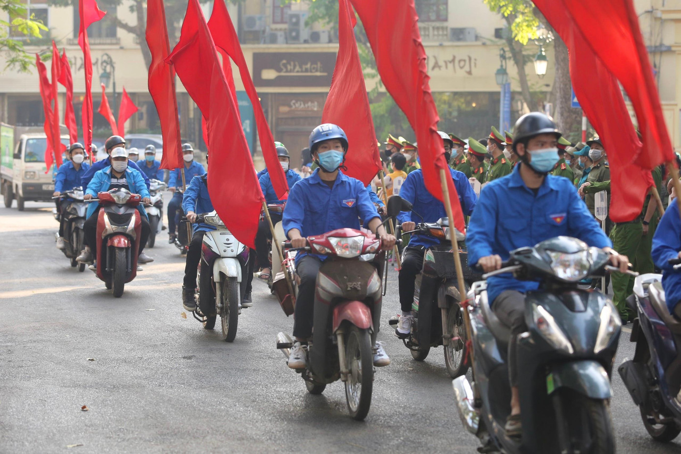 Lực lượng đoàn viên, thanh niên tham gia cổ động về công tác bảo đảm an ninh, an toàn SEA Games 31. Ảnh: Duy Phạm
