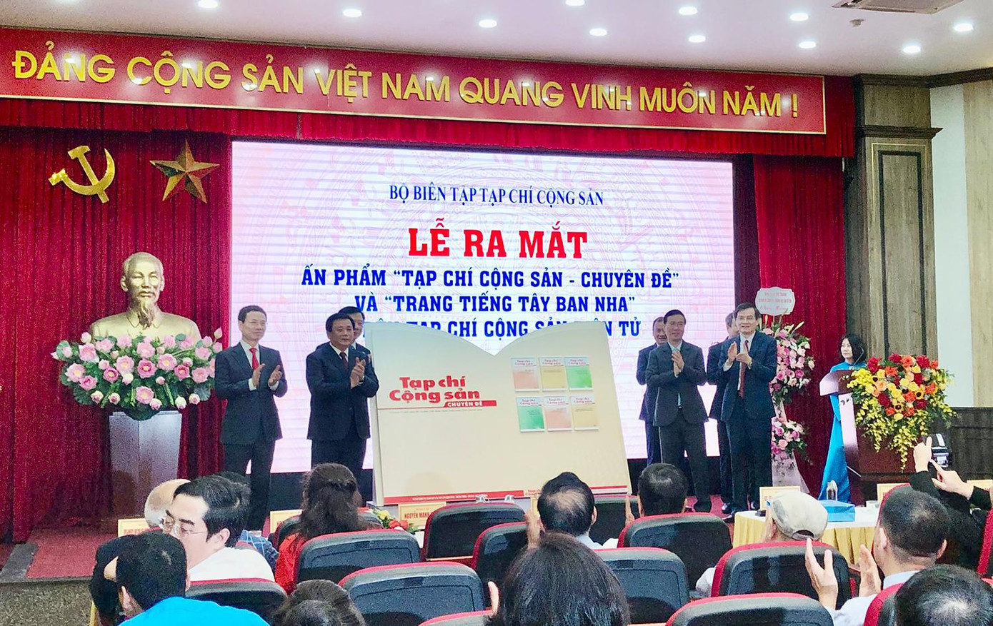 Thường trực Ban Bí thư Võ Văn Thưởng, Giám đốc Học viện Chính trị Quốc gia Hồ Chí Minh Nguyễn Xuân Thắng, Bộ trưởng Bộ TT&amp;TT Nguyễn Mạnh Hùng, Tổng Biên tập Tạp chí Cộng sản Đoàn Minh Huấn trong lễ ra mắt ấn phẩm "Tạp chí Cộng sản - Chuyên đề" và Trang tiếng Tây Ban Nha - Tạp chí Cộng sản điện tử. Ảnh: Tâm An