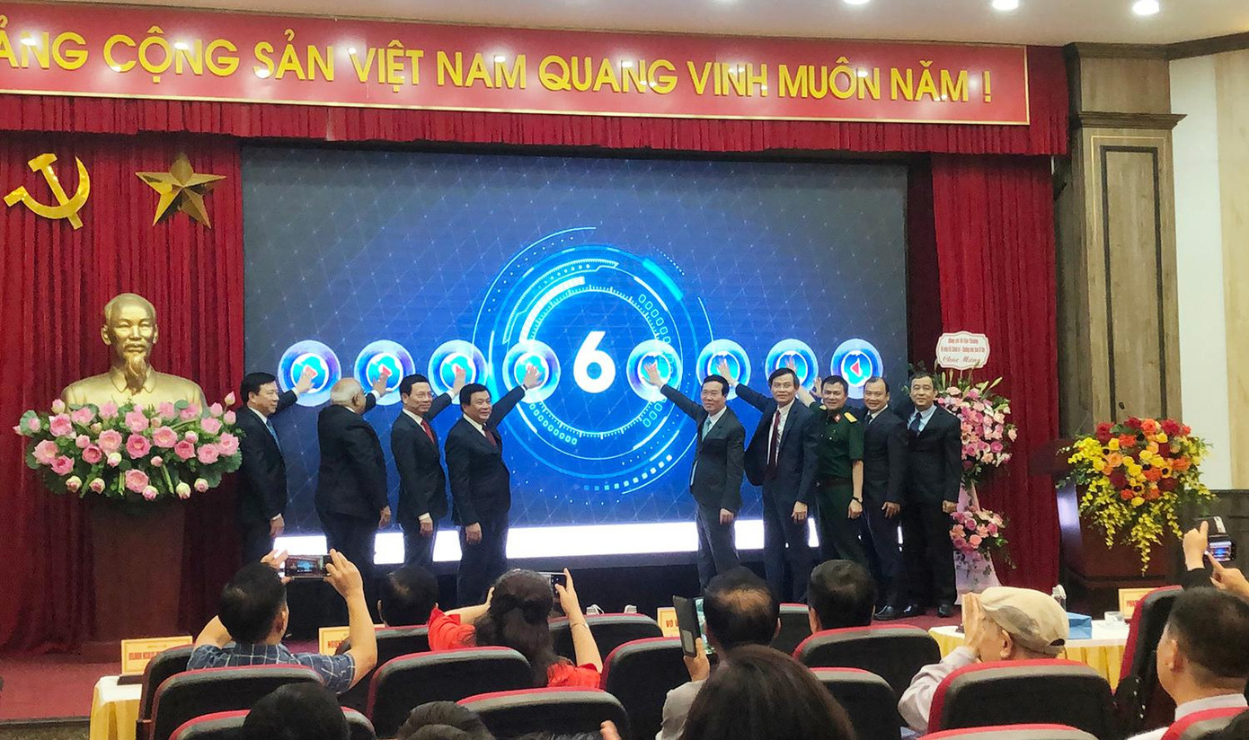 Các đại biểu trong lễ ra mắt Trang Tiếng Tây Ban Nha - Tạp chí Cộng sản điện tử. Ảnh: Tâm An