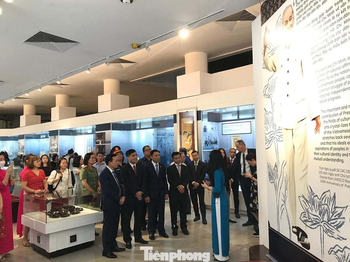 Ngày 13/10, dưới sự chỉ đạo của Ban Tuyên giáo T.Ư, Bộ VHTT&amp;DL, Bảo tàng Hồ Chí Minh phối hợp với Bảo tàng Lịch sử quốc gia tổ chức trưng bày chuyên đề “Mỗi kỷ vật một câu chuyện”(Sưu tập tặng phẩm Bác Hồ 1945 - 1969). Ảnh: Trường Phong