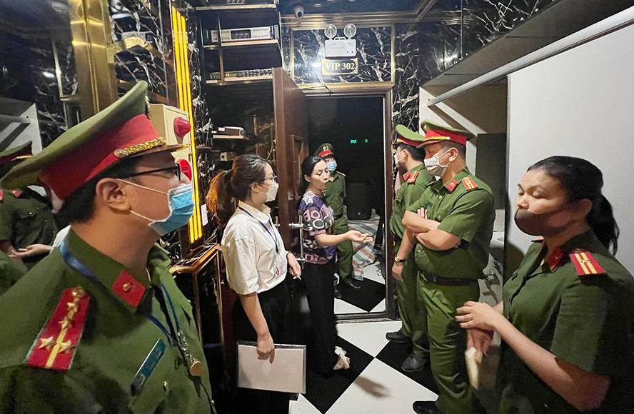Lực lượng chức năng quận Hoàn Kiếm kiểm tra các cơ sở karaoke trên địa bàn. Ảnh: HNM