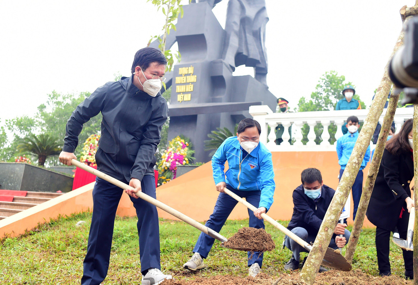 Ông Võ Văn Thưởng, Ủy viên Bộ Chính trị, Thường trực Ban Bí thư T.Ư Đảng và anh Nguyễn Anh Tuấn, Ủy viên T.Ư Đảng, Bí thư thứ nhất T.Ư Đoàn trồng cây trong khuôn viên Tượng đài truyền thống Thanh niên Việt Nam (trong khuôn khổ chương trình phát động thi đua chào mừng Đại hội Đoàn các cấp, tiến tới Đại hội Đoàn toàn quốc lần thứ XII, nhiệm kỳ 2022 - 2027 và Tết trồng cây &quot;Đời đời nhớ ơn Bác Hồ&quot; xuân Nhâm Dần 2022) sáng 6/2, tại huyện Đại Từ, tỉnh Thái Nguyên. Ảnh: Xuân Tùng