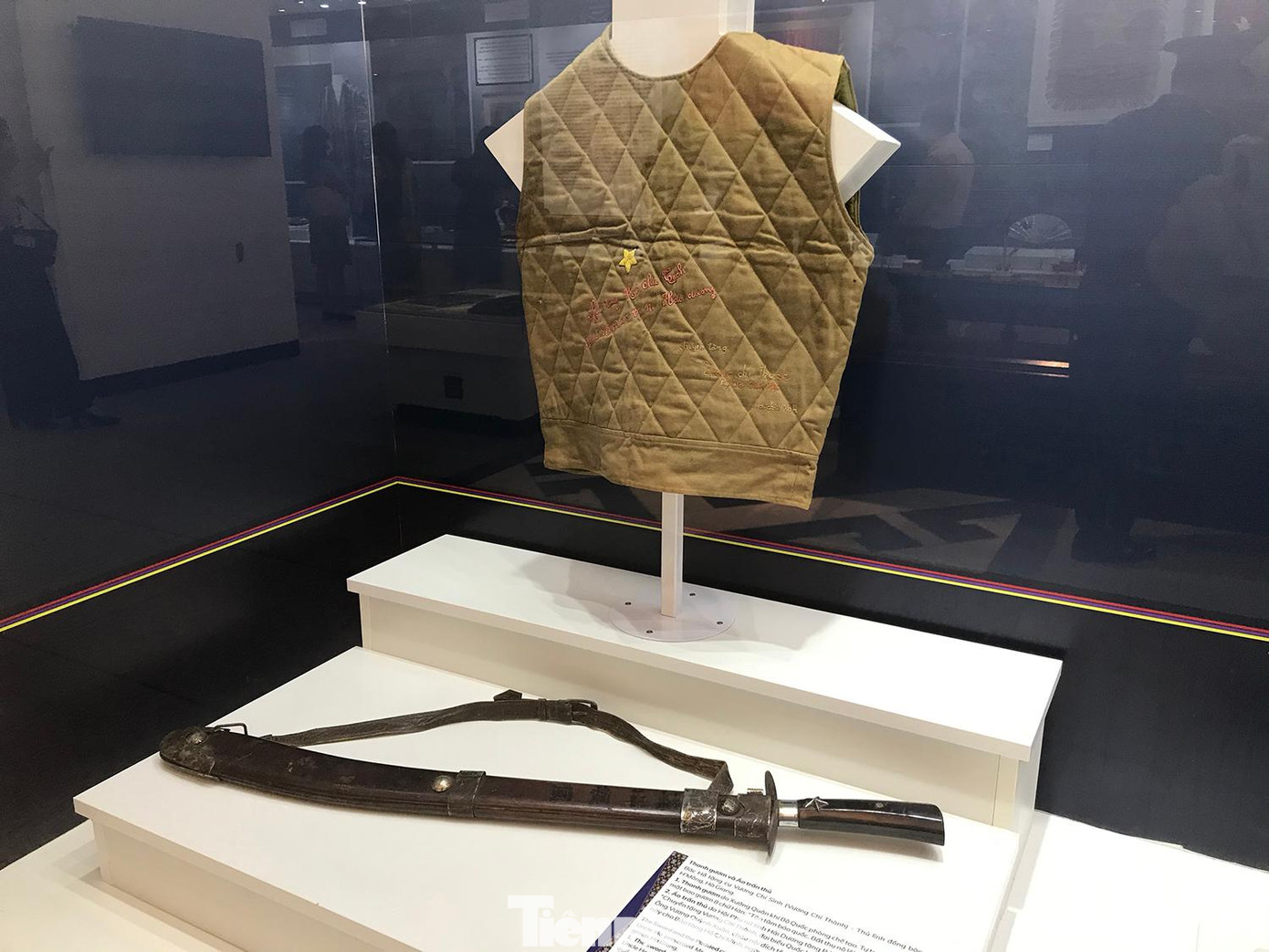 Thanh gươm và áo trấn thủ Bác Hồ tặng cụ Vương Chí Sình (Vương Chí Thành) - Thủ lĩnh đồng bào dân tộc H'mông (Hà Giang). Ảnh: Trường Phong