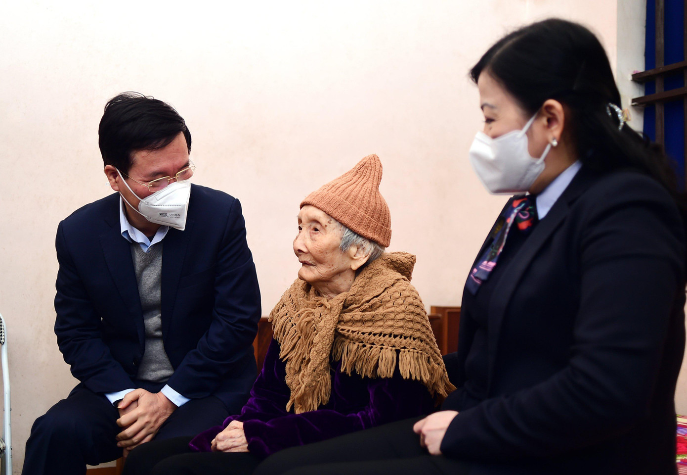 Thường trực Ban Bí thư Võ Văn Thưởng và Bí thư Tỉnh uỷ Thái Nguyên Nguyễn Thanh Hải thăm, tặng quà Mẹ Việt Nam Anh hùng An Thị Khâm (sinh năm 1926) trên địa bàn thành phố Thái Nguyên. Ảnh: Xuân Tùng