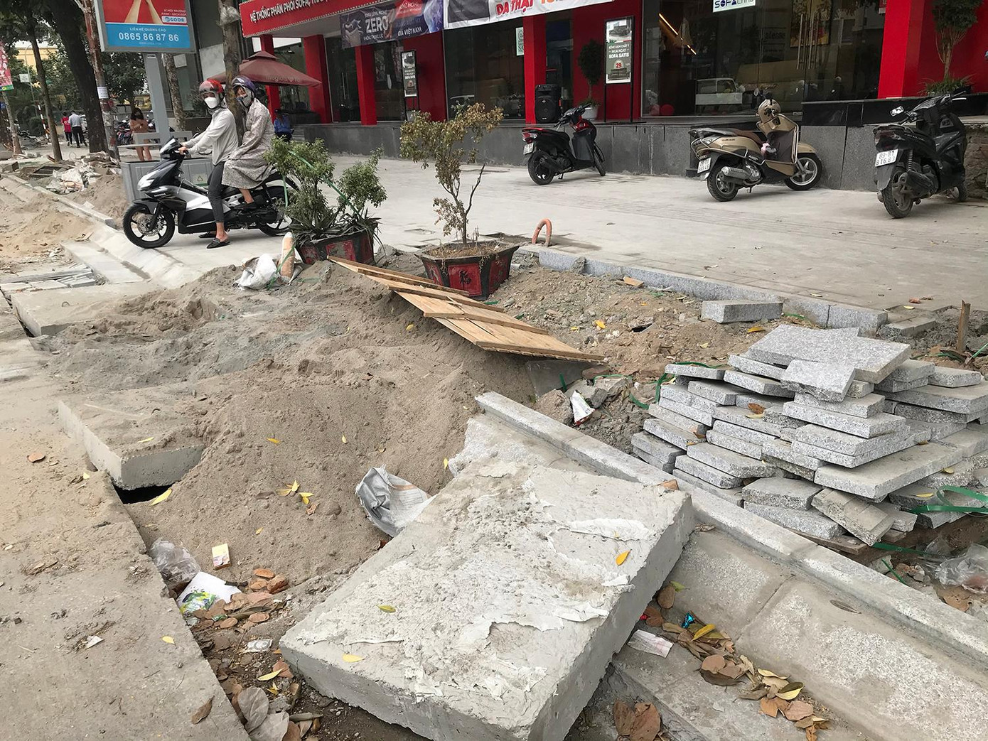 Thời điểm tháng 10/2022, vỉa hè tuyến phố Nguyễn Chí Thanh (Đống Đa, Hà Nội) được cải tạo, chỉnh trang, tiến hành lát đá. Theo ghi nhận của phóng viên thời điểm đó, việc thi công có nhiều tồn tại, bừa bộn. Ảnh: Trường Phong