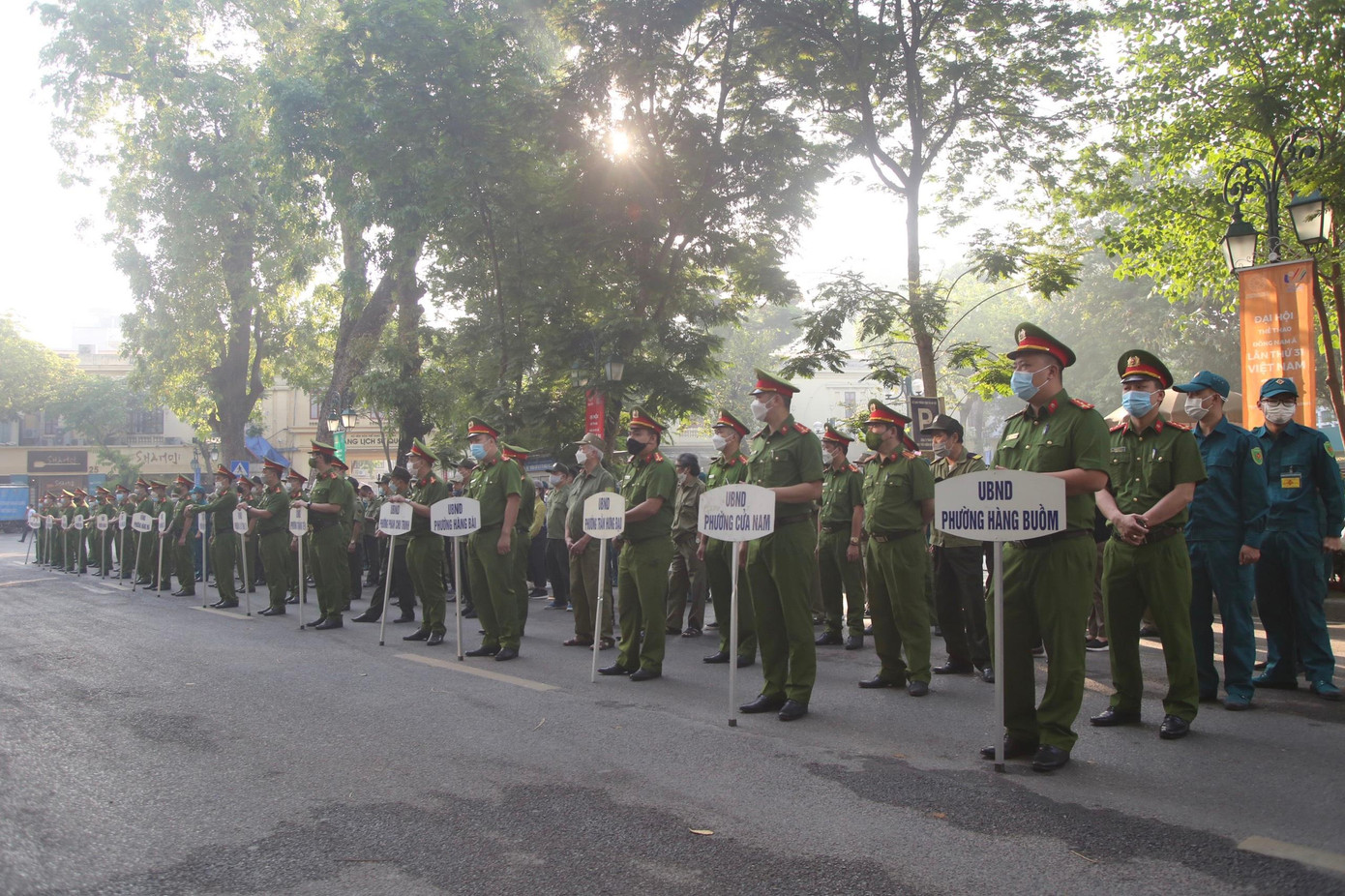 Các lực lượng tham gia buổi lễ sáng 4/5. Ảnh: Duy Phạm
