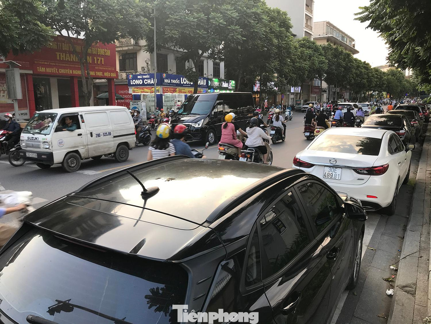 Hàng dài ô tô dừng đỗ dưới lòng đường phố Lê Trọng Tấn. Ảnh: Trường Phong