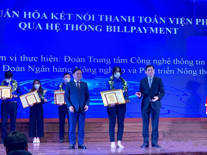 Với những nỗ lực, đổi mới, sáng tạo không ngừng, tuổi trẻ Agribank đã được Đoàn khối Doanh nghiệp T.Ư ghi nhận và trao giải thưởng sáng tạo cho công trình “Chuẩn hoá kết nối thanh toán viện phí qua hệ thống Billpayment” (Billpayment). Trong ảnh: Bí thư Đảng uỷ khối Doanh nghiệp T.Ư Nguyễn Long Hải và Bí thư Thứ nhất T.Ư Đoàn Nguyễn Anh Tuấn trao giải thưởng cho Đại diện tuổi trẻ Ngân hàng Agribank. Ảnh: PV