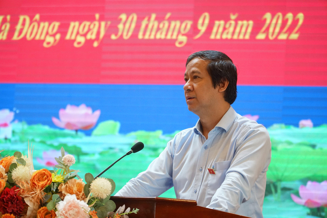 Bộ trưởng Bộ GD&amp;ĐT Nguyễn Kim Sơn trao đổi với cử tri Hà Nội. Ảnh: Chung Thành