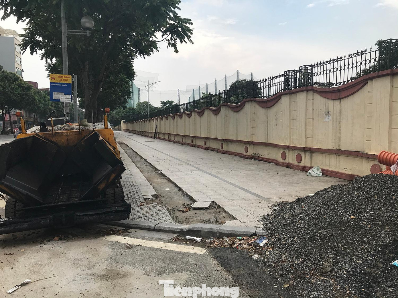 Tuy nhiên, cả một đoạn dài vỉa hè bị lột đá lên vẫn chưa được hoàn thiện về nguyên trạng. Ảnh: Trường Phong