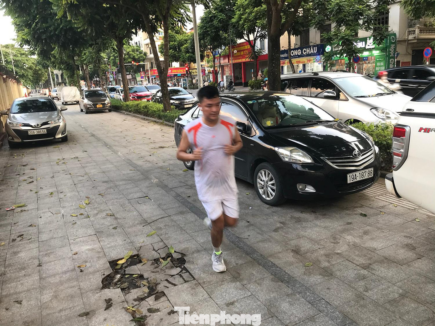 Có những vị trí ô tô đỗ cả trên vỉa hè, thậm chí thành nhiều hàng, ảnh hưởng đến văn minh đô thị và lối đi cho người đi bộ. Ảnh: Trường Phong