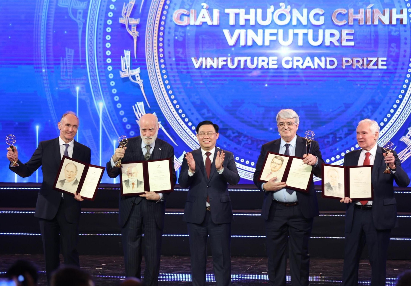 Giáo sư Sir Timothy John Berners-Lee, Tiến sĩ Vinton Gray Cerf, Tiến sĩ Emmanuel Desurvire, và Giáo sư Sir David Neil Payne nhận Giải thưởng Chính VinFuture từ Chủ tịch Quốc hội Vương Đình Huệ. Riêng Tiến sĩ Robert Elliot Kahn vắng mặt. Ảnh: Như Ý