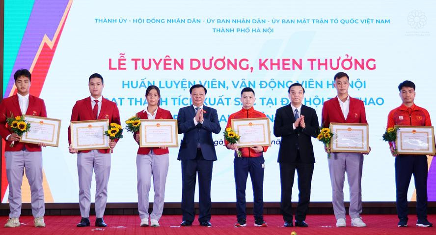 Bí thư Thành ủy Hà Nội Đinh Tiến Dũng, Chủ tịch UBND thành phố Hà Nội Chu Ngọc Anh tặng thưởng các VĐV Hà Nội đạt thành tích cao tại SEA Games 31. Ảnh: PV