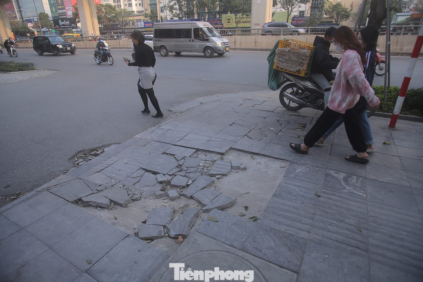 Vỉa hè lát đá xuống cấp nhanh chóng ngay sau khi đưa vào sử dụng. Ảnh: PV Vỉa hè lát đá xuống cấp nhanh chóng ngay sau khi đưa vào sử dụng. Ảnh: PV