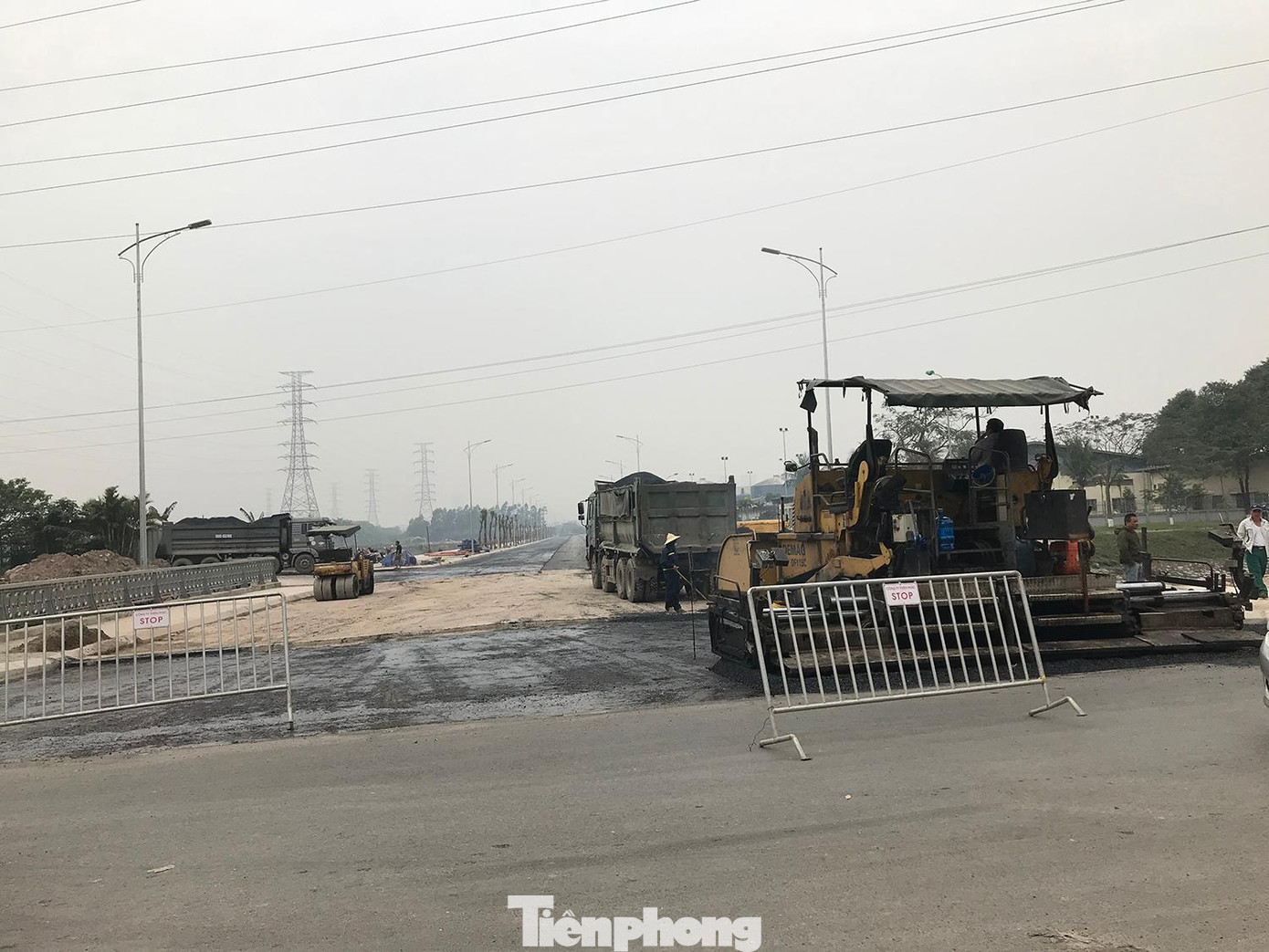 Sau khi thổi bụi, khu vực này đã được rải nhựa, nằm trong công trình thi công tuyến đường nối từ đường Tam Trinh chạy qua khu đô thị Ao Sào (quận Hoàng Mai, Hà Nội). Sau khi thổi bụi, khu vực này đã được rải nhựa, nằm trong công trình thi công tuyến đường nối từ đường Tam Trinh chạy qua khu đô thị Ao Sào (quận Hoàng Mai, Hà Nội).