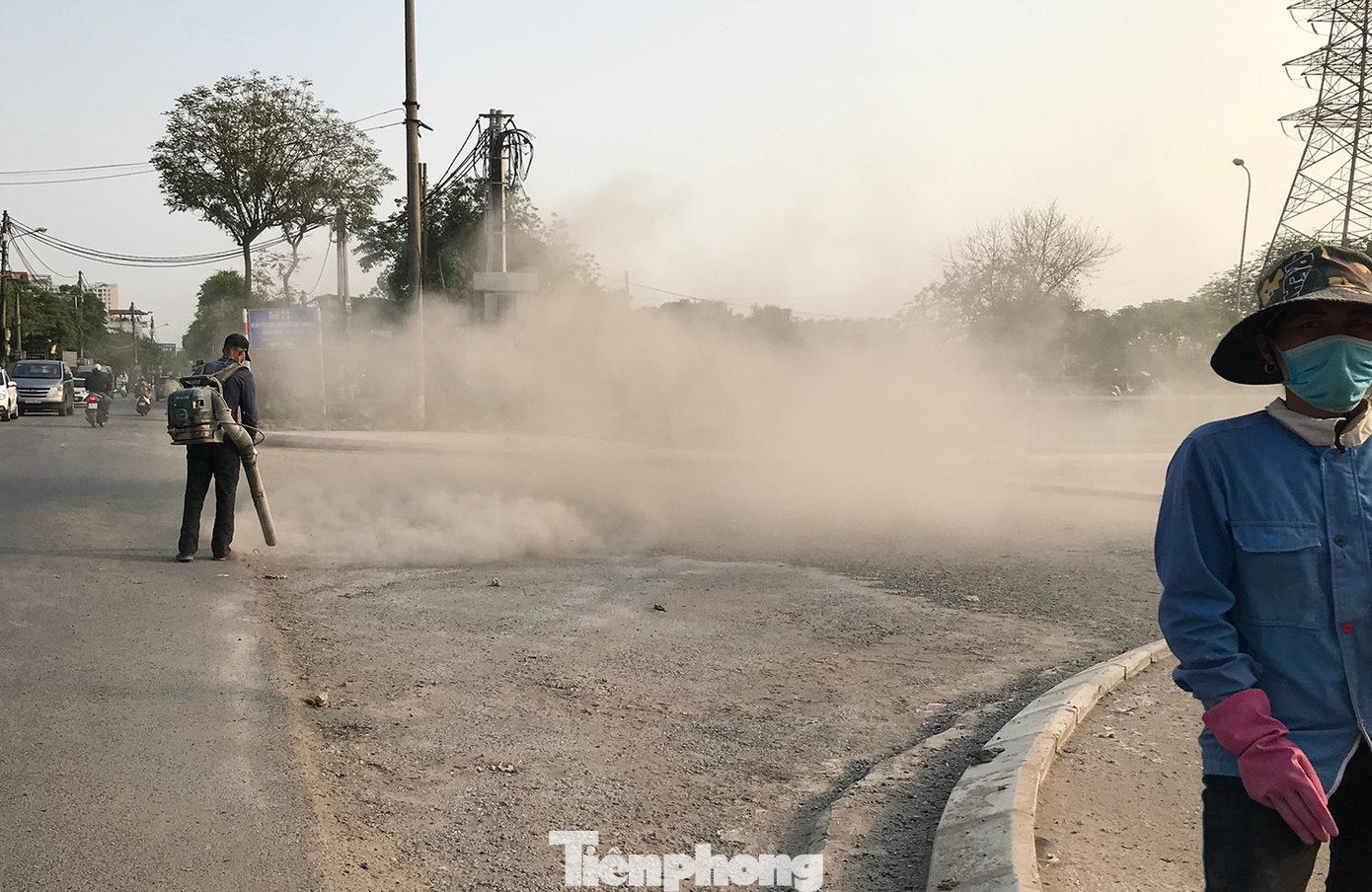 Theo tìm hiểu, loại máy này chủ yếu dùng để thổi lá cây để dọn vườn, tuy nhiên, nhiều công trường hiện đang sử dụng để làm sạch mặt công trình đường trước khi rải nhựa Theo tìm hiểu, loại máy này chủ yếu dùng để thổi lá cây để dọn vườn, tuy nhiên, nhiều công trường hiện đang sử dụng để làm sạch mặt công trình đường trước khi rải nhựa