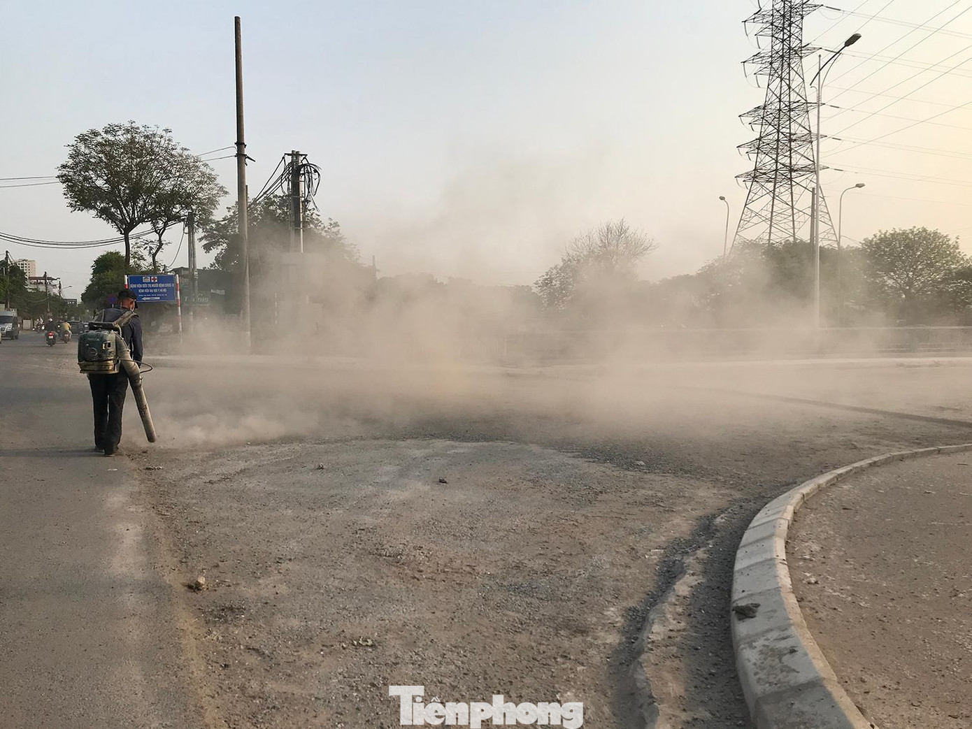 Máy có công suất lớn khiến bụi bay mù mịt Máy có công suất lớn khiến bụi bay mù mịt