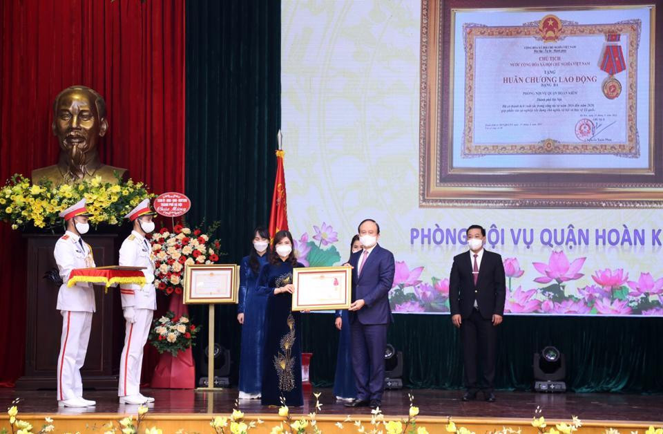 Chủ tịch HĐND thành phố Nguyễn Ngọc Tuấn trao Huân chương Lao động hạng Ba cho Phòng Nội vụ quận Hoàn Kiếm Chủ tịch HĐND thành phố Nguyễn Ngọc Tuấn trao Huân chương Lao động hạng Ba cho Phòng Nội vụ quận Hoàn Kiếm