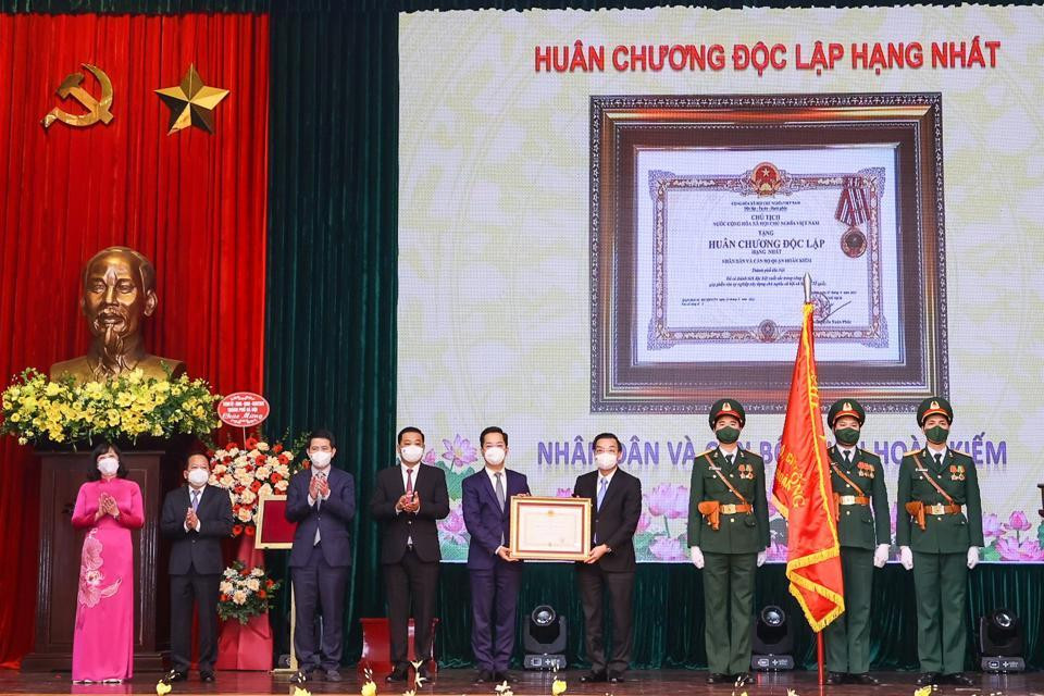 Thừa ủy quyền của Chủ tịch nước, Chủ tịch UBND thành phố Chu Ngọc Anh đã trao Huân chương Độc lập hạng Nhất cho nhân dân và cán bộ quận Hoàn Kiếm Thừa ủy quyền của Chủ tịch nước, Chủ tịch UBND thành phố Chu Ngọc Anh đã trao Huân chương Độc lập hạng Nhất cho nhân dân và cán bộ quận Hoàn Kiếm