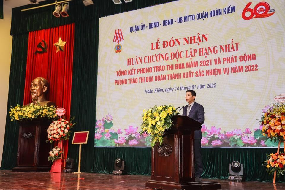 Chủ tịch UBND quận Hoàn Kiếm Phạm Tuấn Long đọc diễn văn tại buổi lễ Chủ tịch UBND quận Hoàn Kiếm Phạm Tuấn Long đọc diễn văn tại buổi lễ