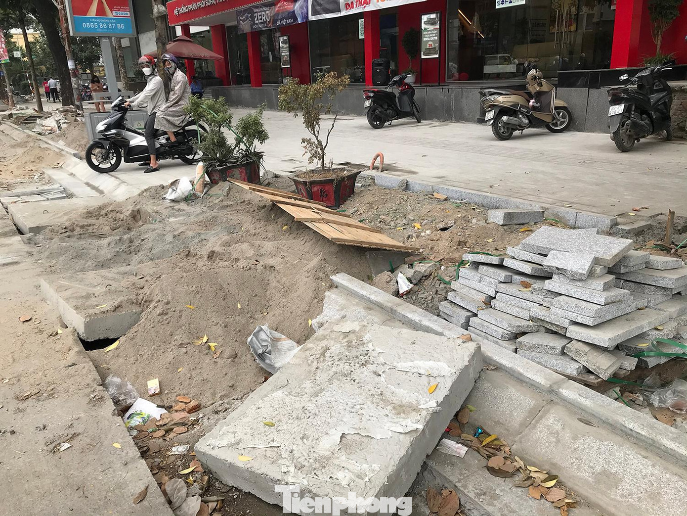 Tuyến phố Nguyễn Chí Thanh đang thực hiện cải tạo, lát đá vỉa hè. Ảnh: Trường Phong