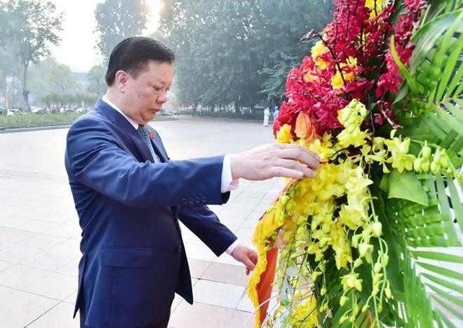 Bí thư Thành uỷ Hà Nội Đinh Tiến Dũng dâng hoa trước Tượng đài V.I.Lênin. Ảnh: PV
