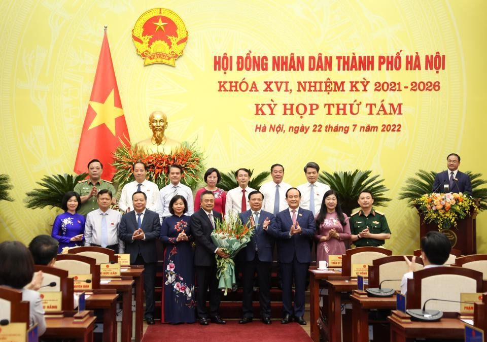 Lãnh đạo Thành uỷ, HĐND, UBND thành phố chúc mừng tân Chủ tịch UBND thành phố Hà Nội Trần Sỹ Thanh. Lãnh đạo Thành uỷ, HĐND, UBND thành phố chúc mừng tân Chủ tịch UBND thành phố Hà Nội Trần Sỹ Thanh.