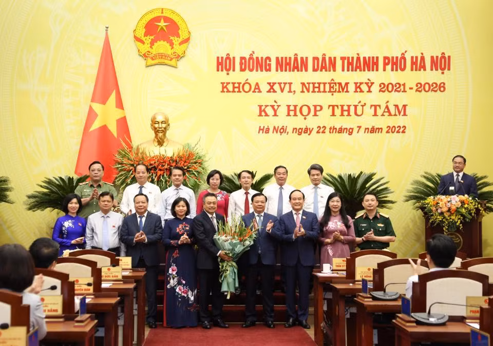 Lãnh đạo Thành uỷ, HĐND, UBND thành phố chúc mừng tân Chủ tịch UBND thành phố Hà Nội Trần Sỹ Thanh.