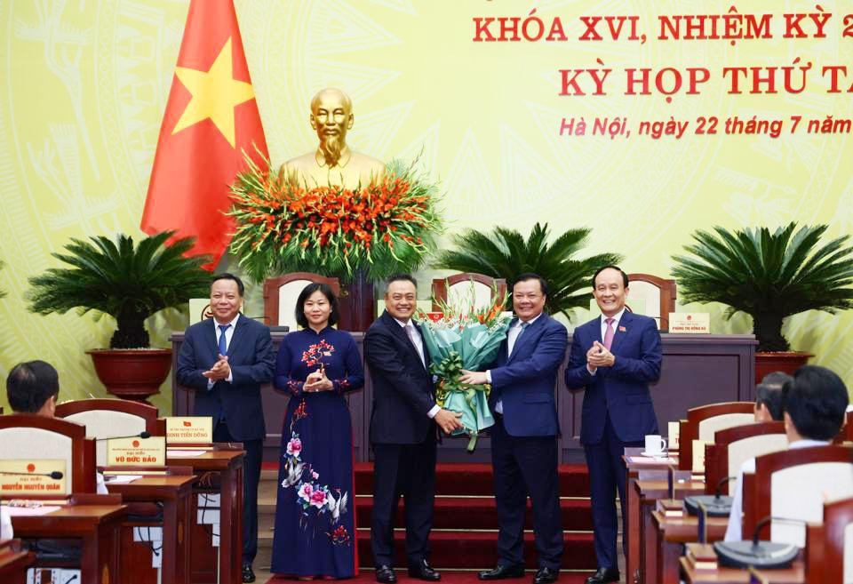 Thường trực Thành uỷ Hà Nội chúc mừng tân Chủ tịch UBND thành phố Hà Nội Trần Sỹ Thanh. Thường trực Thành uỷ Hà Nội chúc mừng tân Chủ tịch UBND thành phố Hà Nội Trần Sỹ Thanh.