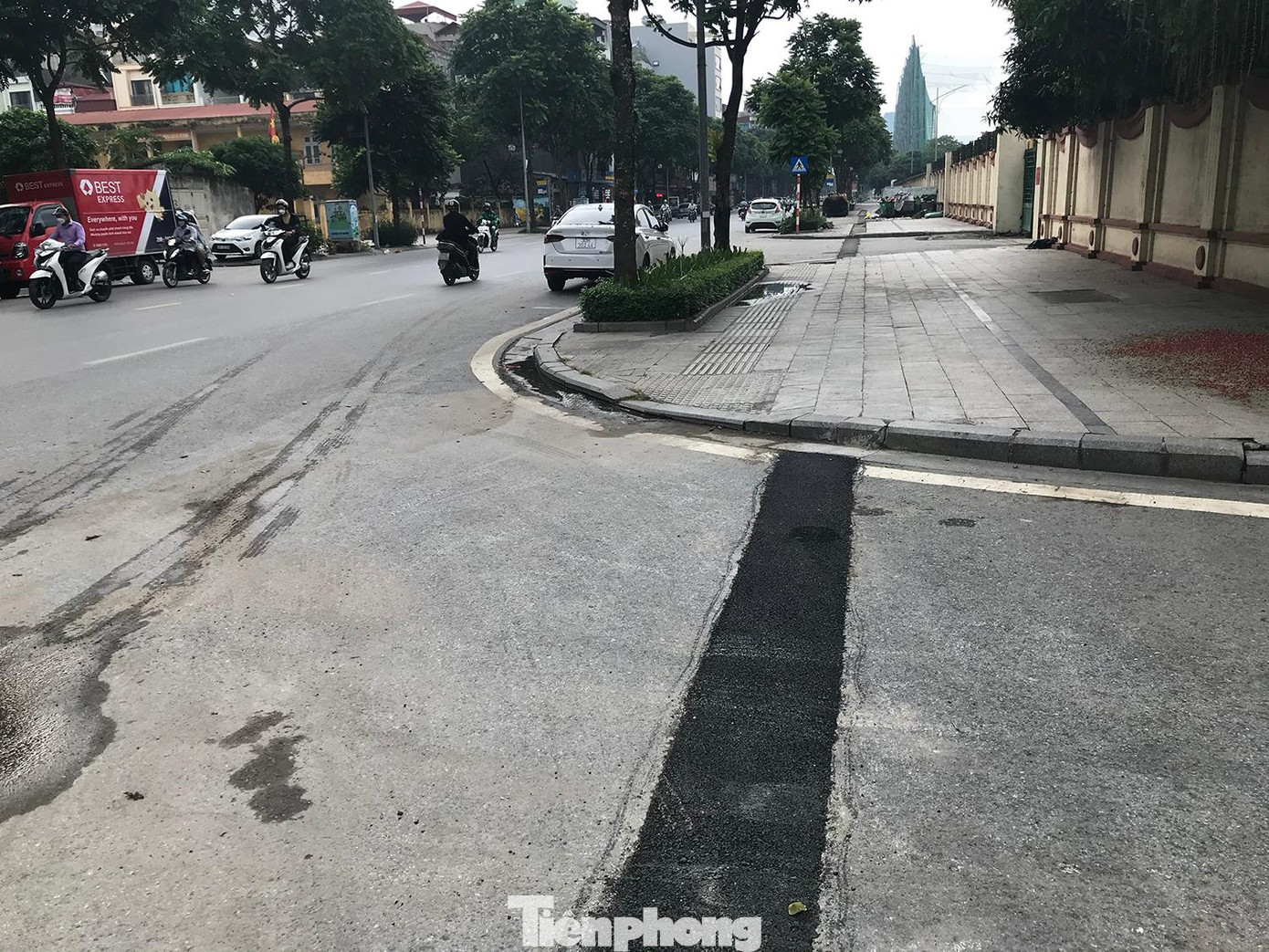 Đáng chú ý, việc cắt, xén, lột đá lát vỉa hè gây băn khoăn cho dư luận, bởi theo quy định của thành phố Hà Nội, chỉ tuyến phố nào đã hoàn thiện hạ tầng về hạ ngầm mới được phép triển khai lát đá vỉa hè để tránh tình trạng đào xới sau đó. Ảnh: Trường Phong