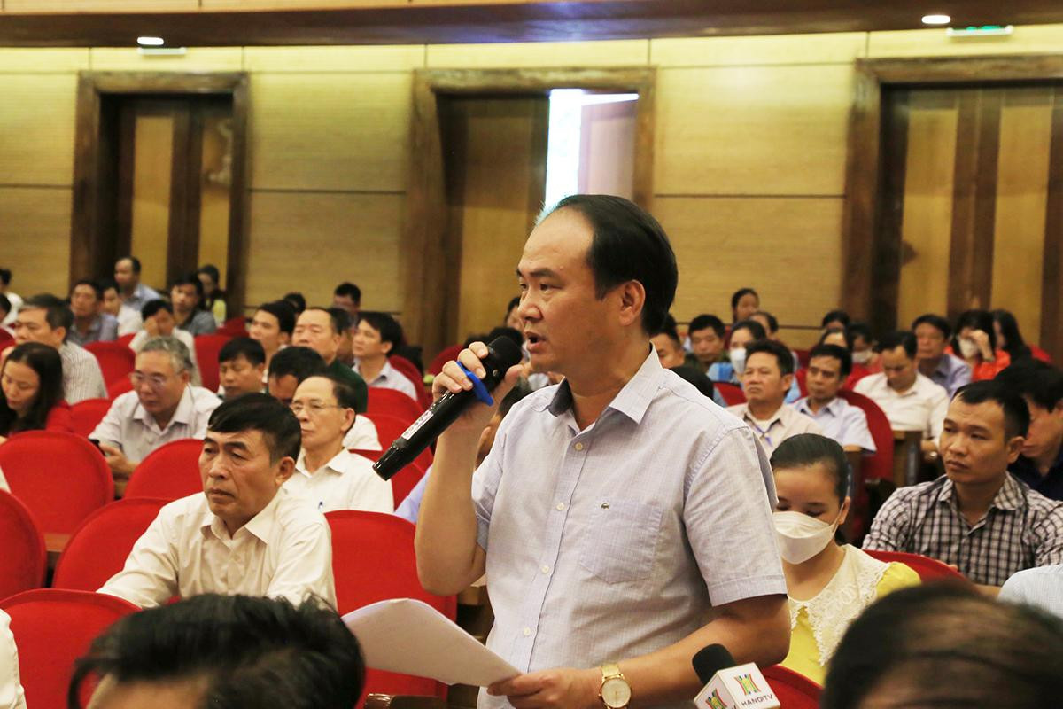 Cử tri nêu câu hỏi với Chủ tịch UBND thành phố Hà Nội Trần Sỹ Thanh. Ảnh: PV