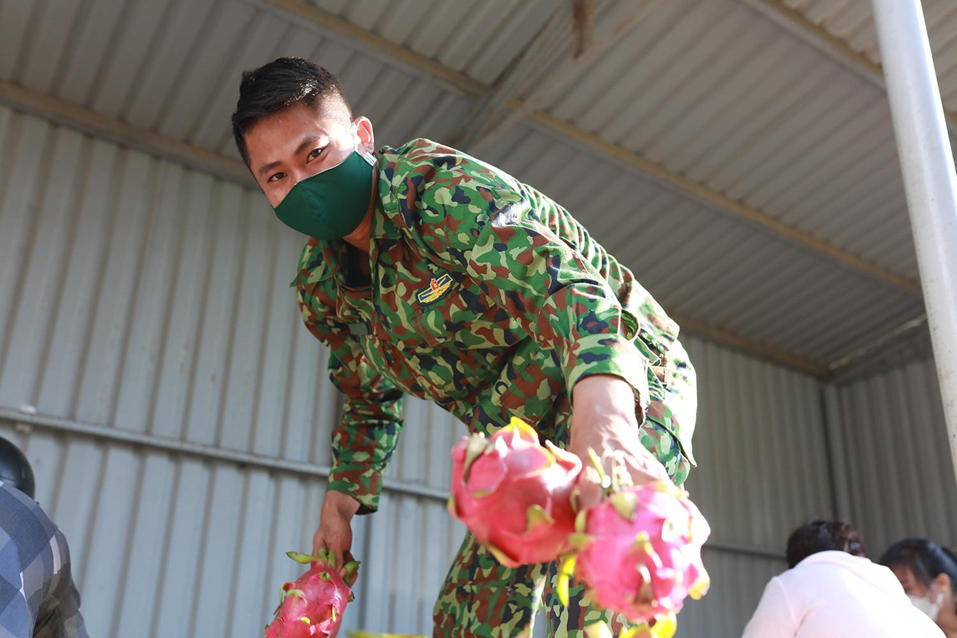 Những loại hoa quả để dâng hương ở Côn Đảo hầu hết đều vận chuyển từ đất liền ra. Nhiều người dân ở trên đảo cho biết, giá cả hoa quả ở trên đảo đắt hơn so với đất liền, nhiều khi khan hiếm. Vì thế, nhiều người đến Hội chữ thập đỏ chờ xin hoa quả sau khi dâng hương các anh hùng, liệt sĩ về để sử dụng. Ảnh: Như Ý Những loại hoa quả để dâng hương ở Côn Đảo hầu hết đều vận chuyển từ đất liền ra. Nhiều người dân ở trên đảo cho biết, giá cả hoa quả ở trên đảo đắt hơn so với đất liền, nhiều khi khan hiếm. Vì thế, nhiều người đến Hội chữ thập đỏ chờ xin hoa quả sau khi dâng hương các anh hùng, liệt sĩ về để sử dụng. Ảnh: Như Ý