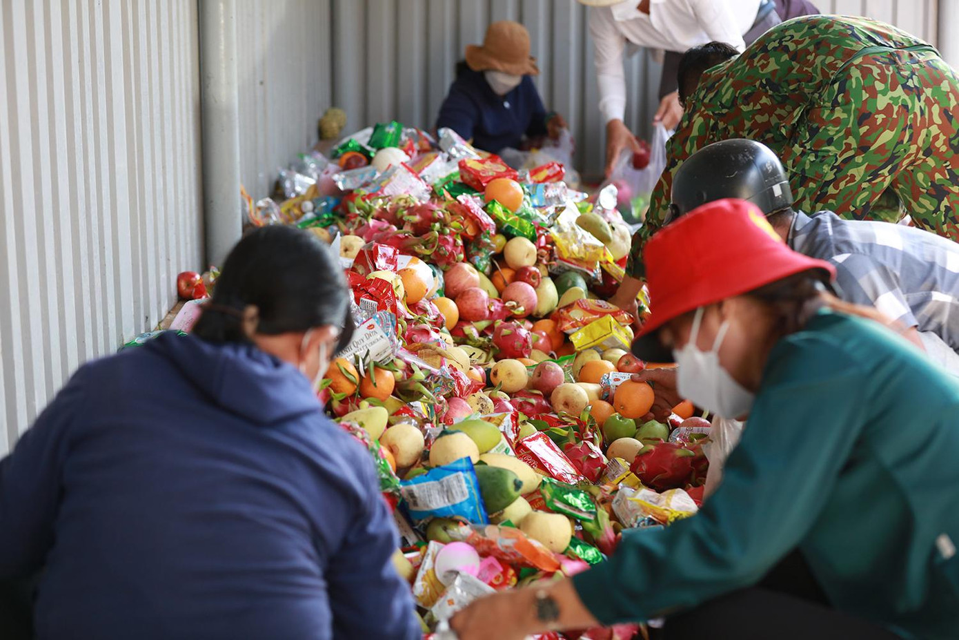 Khi các thùng hoa quả được chở đến Hội chữ thập đỏ, cán bộ của hội và một số tình nguyện viên sẽ phân loại, cho vào mỗi túi nilon một vài loại quả, đảm bảo người được nhận sử dụng hiệu quả, không lãng phí. Ảnh: Như Ý Khi các thùng hoa quả được chở đến Hội chữ thập đỏ, cán bộ của hội và một số tình nguyện viên sẽ phân loại, cho vào mỗi túi nilon một vài loại quả, đảm bảo người được nhận sử dụng hiệu quả, không lãng phí. Ảnh: Như Ý