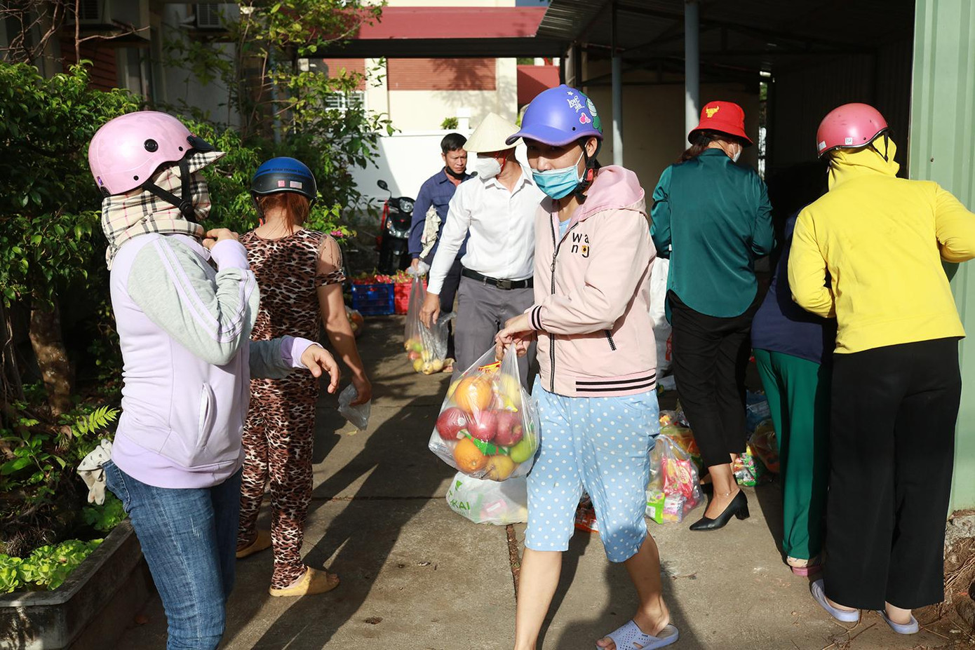 Việc chia sẻ những phần quà cho người dân từ các phần lễ tri ân các anh hùng, liệt sĩ tại Côn Đảo phần nào cũng góp thêm những ấn tượng sâu sắc về mảnh đất linh thiêng của Tổ Quốc. Ảnh: Như Ý Việc chia sẻ những phần quà cho người dân từ các phần lễ tri ân các anh hùng, liệt sĩ tại Côn Đảo phần nào cũng góp thêm những ấn tượng sâu sắc về mảnh đất linh thiêng của Tổ Quốc. Ảnh: Như Ý