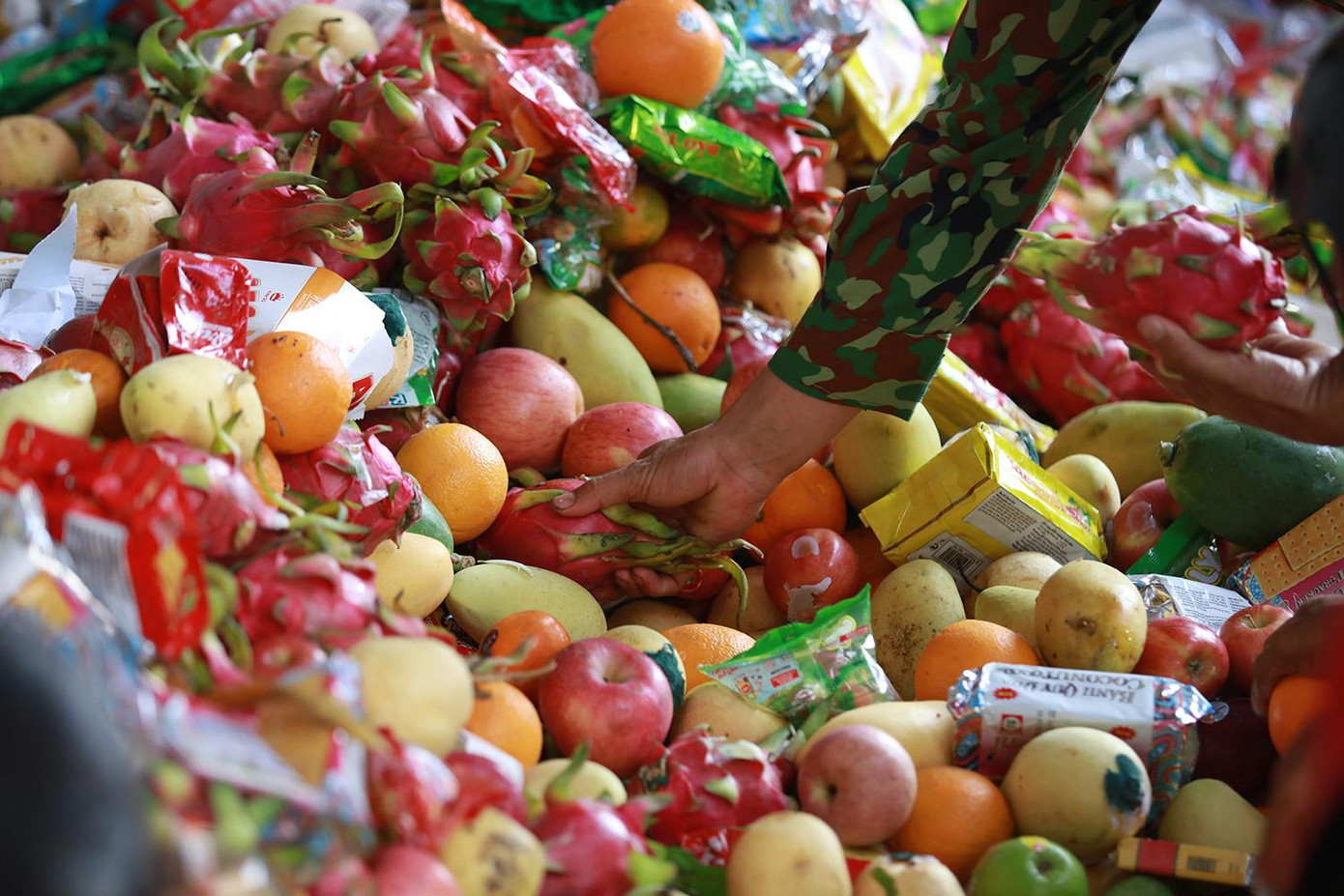 Các loại quả chủ yếu gồm táo, cam, thanh long, lê, rất hiếm ở đảo. Ảnh: Như Ý Các loại quả chủ yếu gồm táo, cam, thanh long, lê, rất hiếm ở đảo. Ảnh: Như Ý