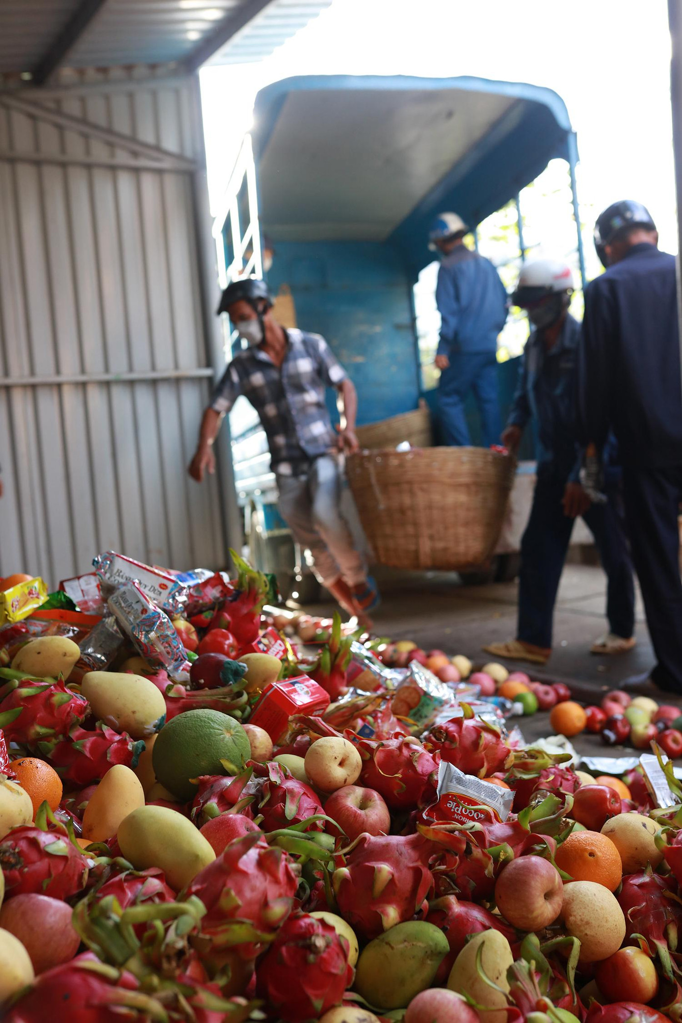 Sáng 29/3, một chiếc xe tải chở theo 22 thùng hoa quả từ khu di tích nghĩa trang Hàng Dương và mộ anh hùng liệt sĩ Võ Thị Sáu đến trụ sở Hội chữ thập đỏ Côn Đảo để phân phát cho những người có nhu cầu. Ảnh: Như Ý Sáng 29/3, một chiếc xe tải chở theo 22 thùng hoa quả từ khu di tích nghĩa trang Hàng Dương và mộ anh hùng liệt sĩ Võ Thị Sáu đến trụ sở Hội chữ thập đỏ Côn Đảo để phân phát cho những người có nhu cầu. Ảnh: Như Ý