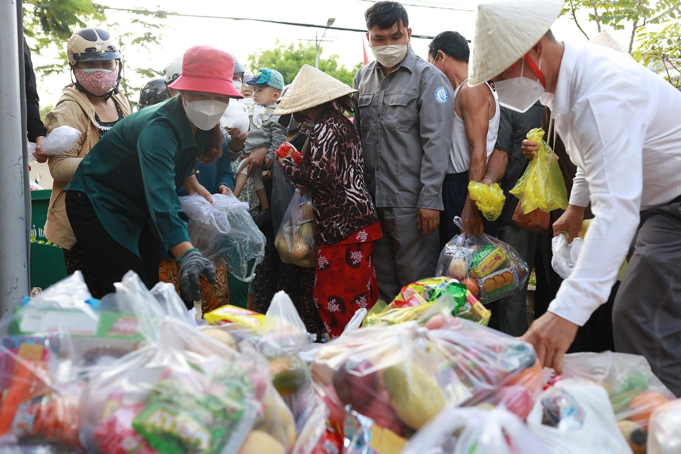 Việc phát hoa quả đã triển khai được vài năm nay, để tránh lãng phí, giúp đỡ được những người cần thiết và giảm ô nhiễm môi trường. Ảnh: Như Ý Việc phát hoa quả đã triển khai được vài năm nay, để tránh lãng phí, giúp đỡ được những người cần thiết và giảm ô nhiễm môi trường. Ảnh: Như Ý