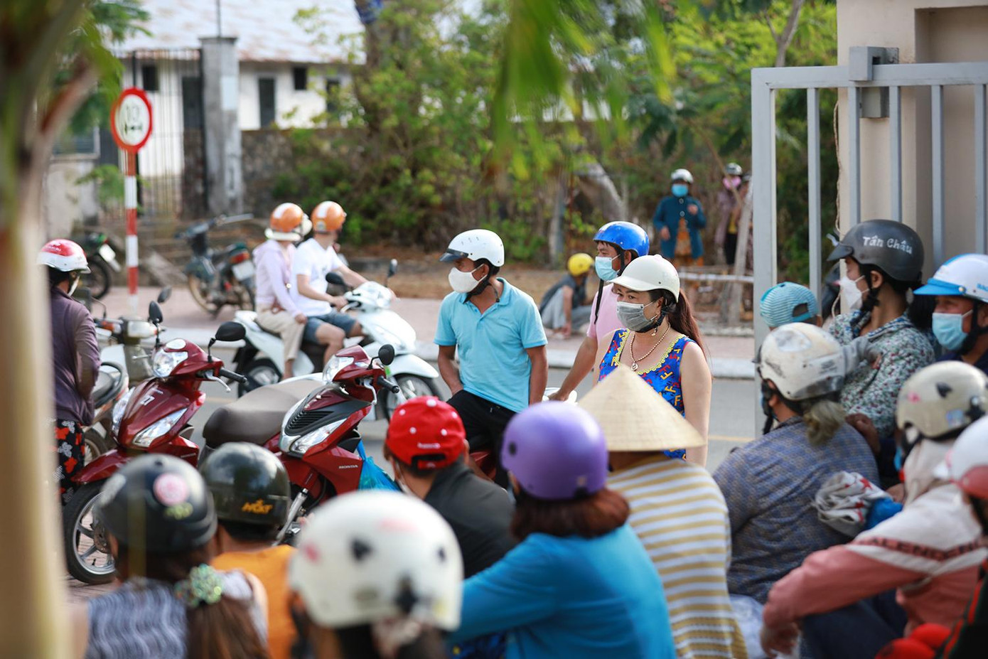 Có một điều đặc biệt, tất cả những người đến nhận quà đều phải mang theo túi nilon để đổi túi quà của Hội Chữ thập đỏ. Việc này nhằm tránh phát sinh thêm rác thải nhựa ở trên đảo. Ảnh: Như Ý Có một điều đặc biệt, tất cả những người đến nhận quà đều phải mang theo túi nilon để đổi túi quà của Hội Chữ thập đỏ. Việc này nhằm tránh phát sinh thêm rác thải nhựa ở trên đảo. Ảnh: Như Ý